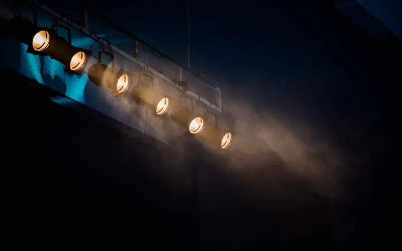 Projecteurs de scène dans la fumée