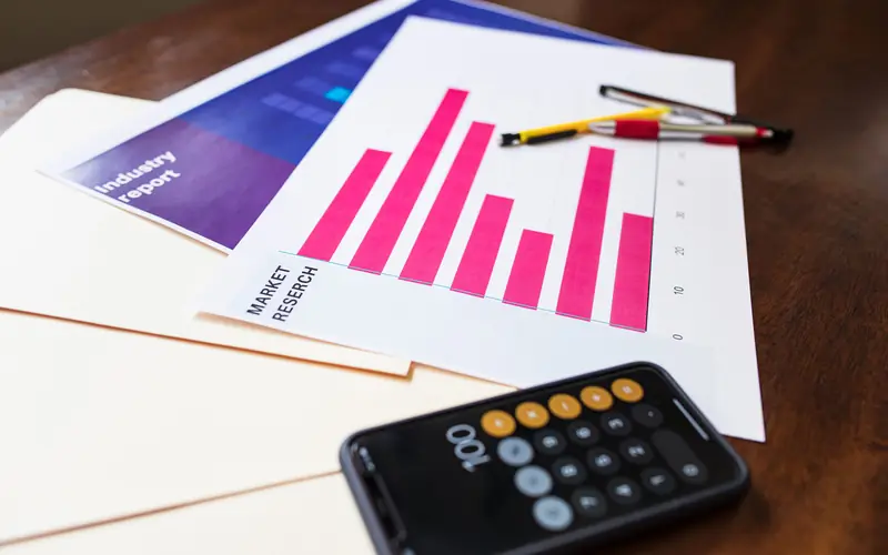 Rapport financier avec graphique en barres et calculatrice
