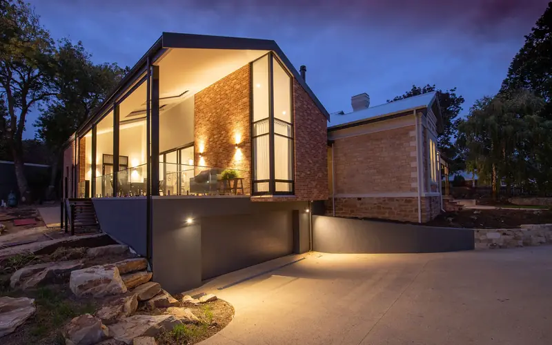 Maison contemporaine éclairée à la tombée de la nuit