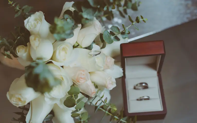 Bouquet de roses blanches et alliances